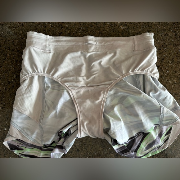 Lululemon Hotty Hot Short HR 4in - Picture 4 of 5